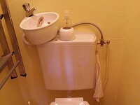 Kit WiCi Mini, petit lave-mains adaptable sur WC existant - Mme R (90)